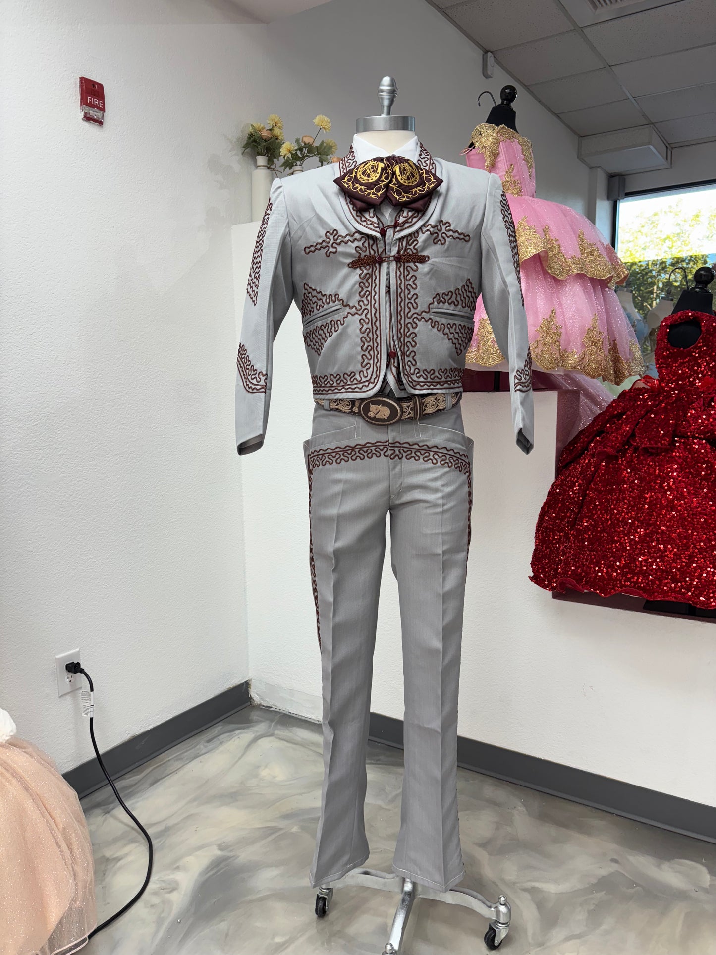 Traje Charro Gris/Burgandy Economico